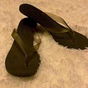 Mossimo flip flops with a heel, so cute and comfy SZ 9